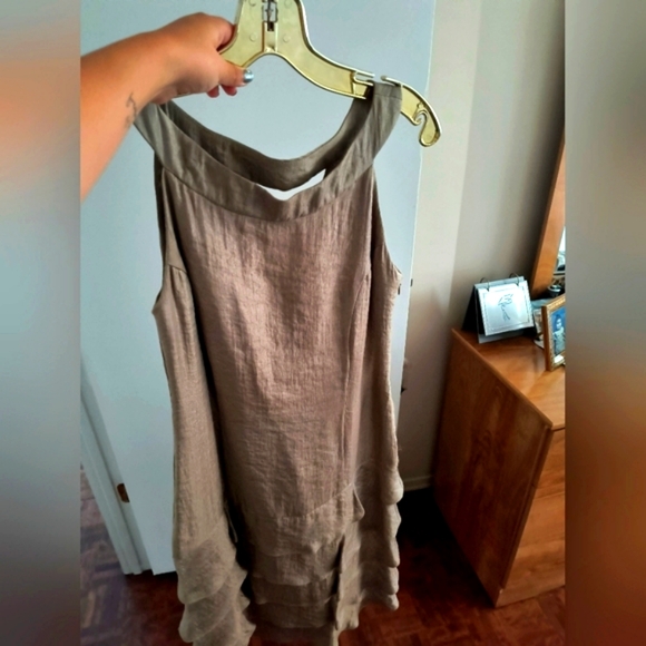 Gold cocktail dress with open back - Picture 2 of 3